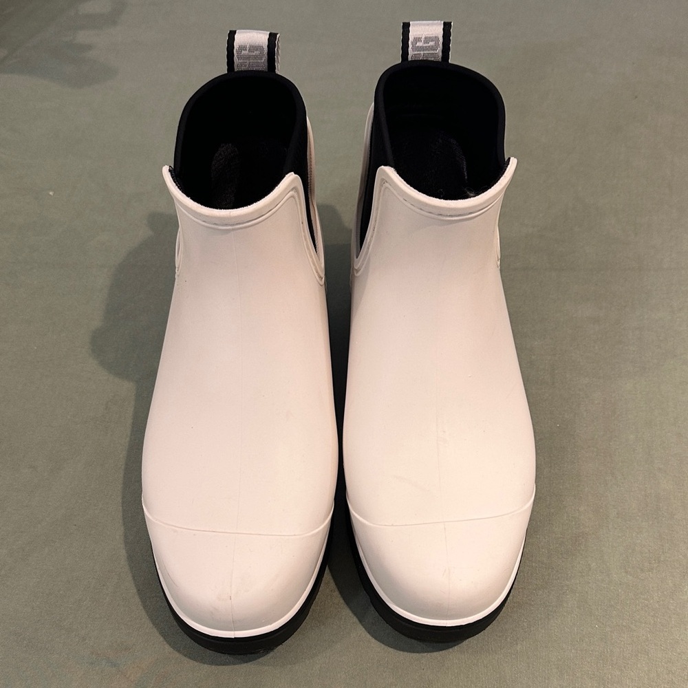 UGG White Chelsea Rain Ankle Boots with Black Interior Size 9